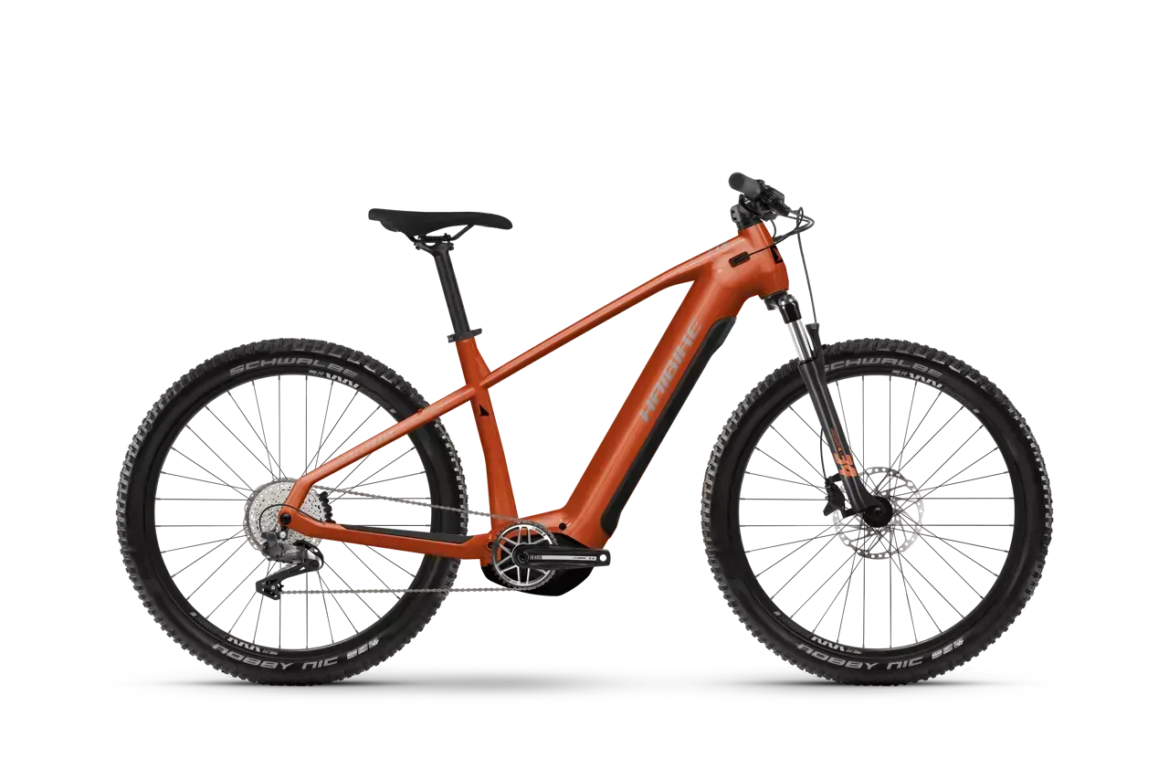 Una mountain bike elettrica rossa su sfondo bianco.