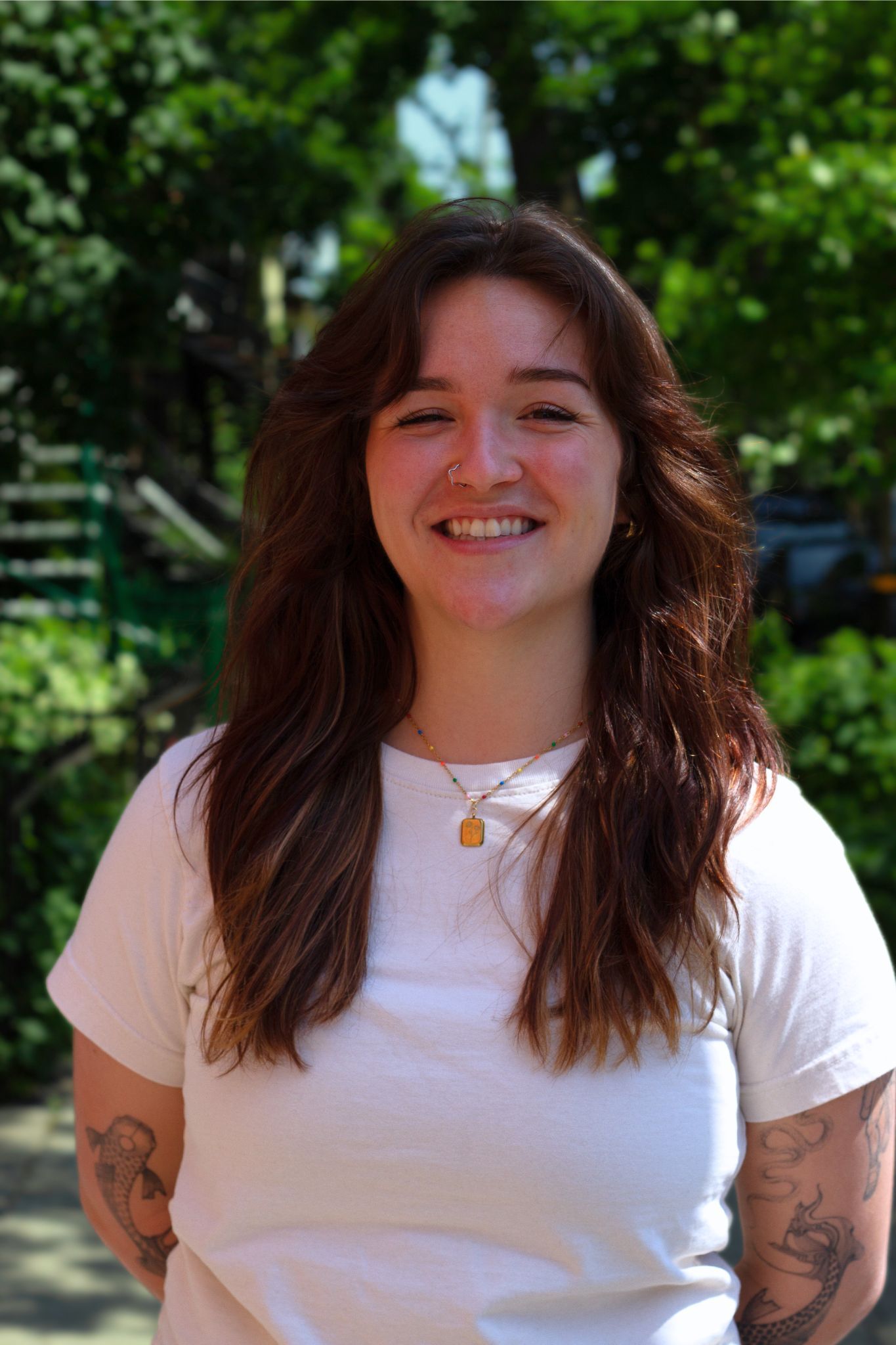 Un homme barbu sourit sur une photo en noir et blanc.