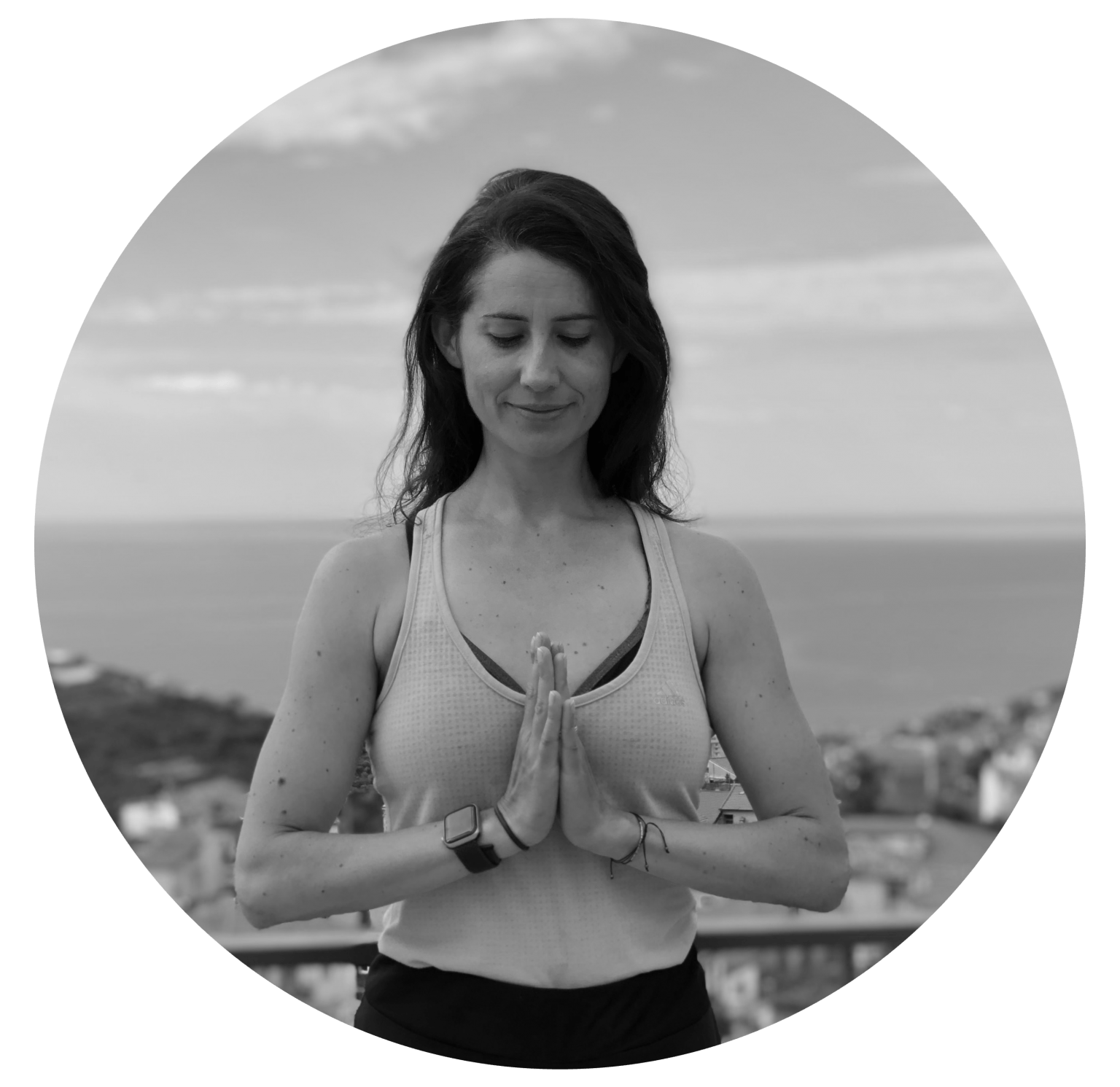 Une photo en noir et blanc d’une femme dans une pose de yoga