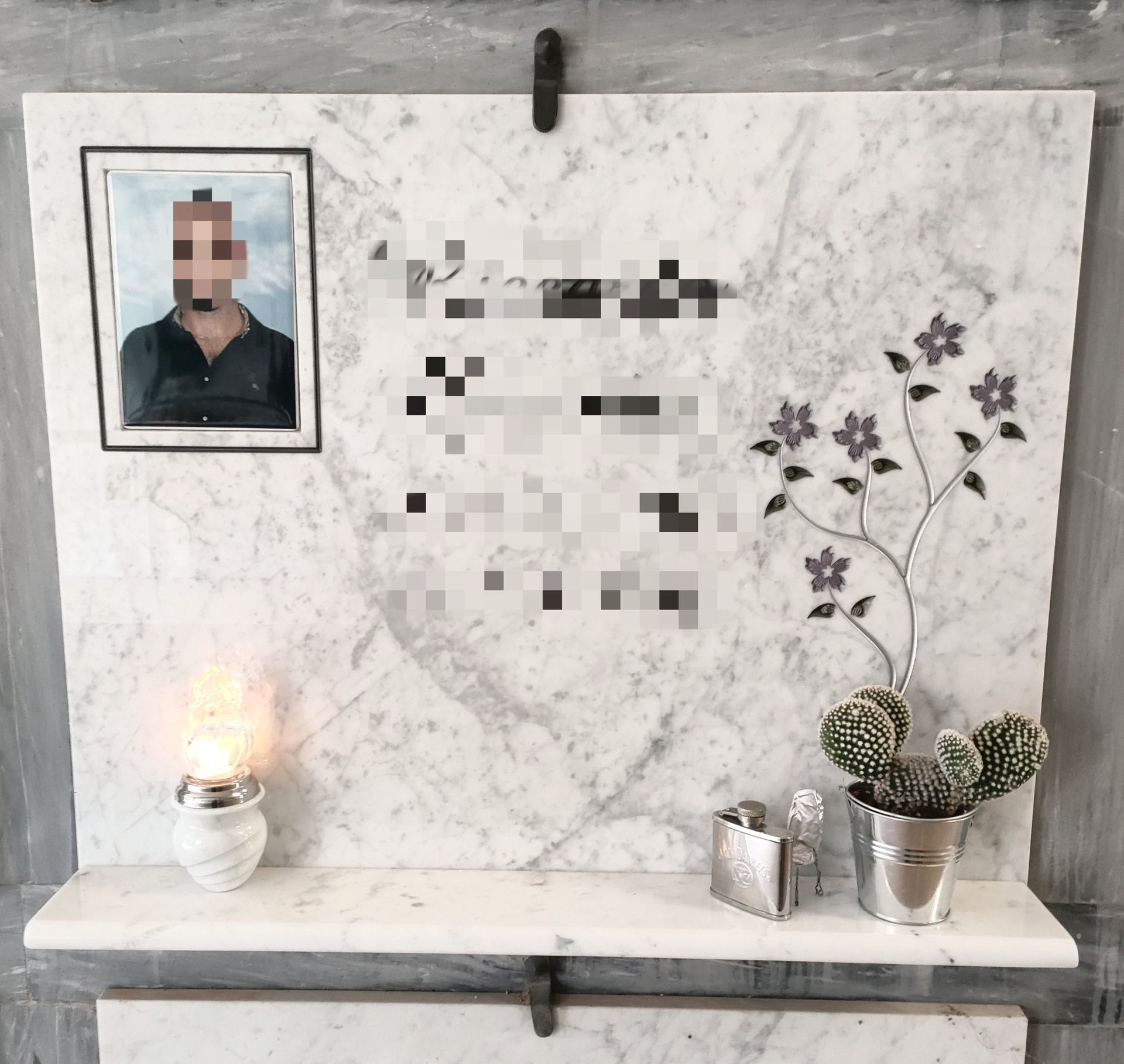 composizione floreale su cassa per defunti