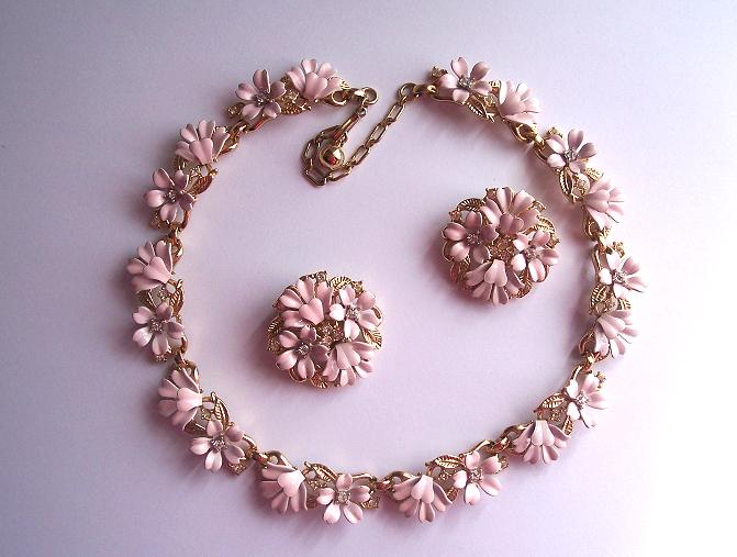 trifari flower necklace