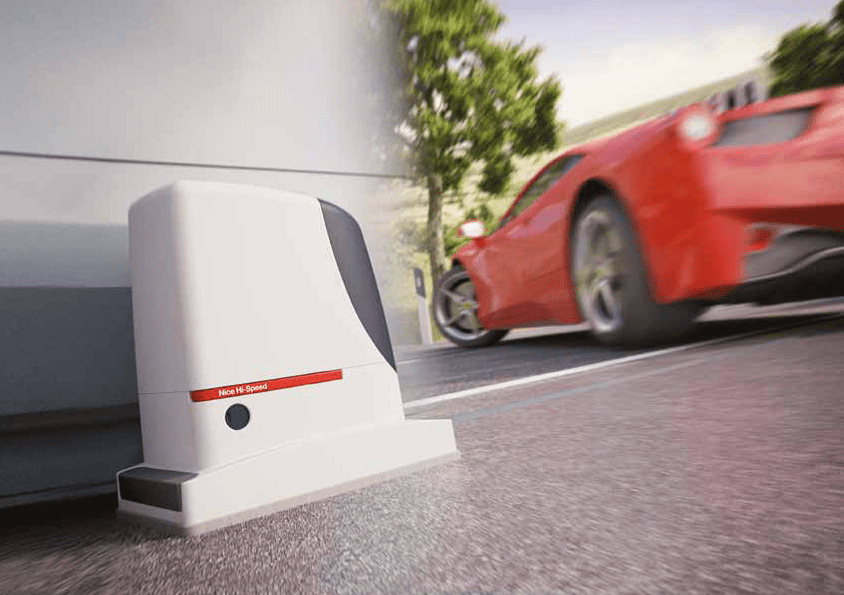 Unidad de control de puerta automática al lado de la entrada, sale un coche deportivo rojo.