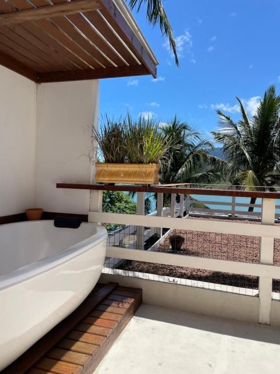 Uma banheira em uma varanda com vista para um corpo d'água