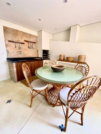 Uma cozinha com uma mesa e cadeiras e uma tigela sobre a mesa.