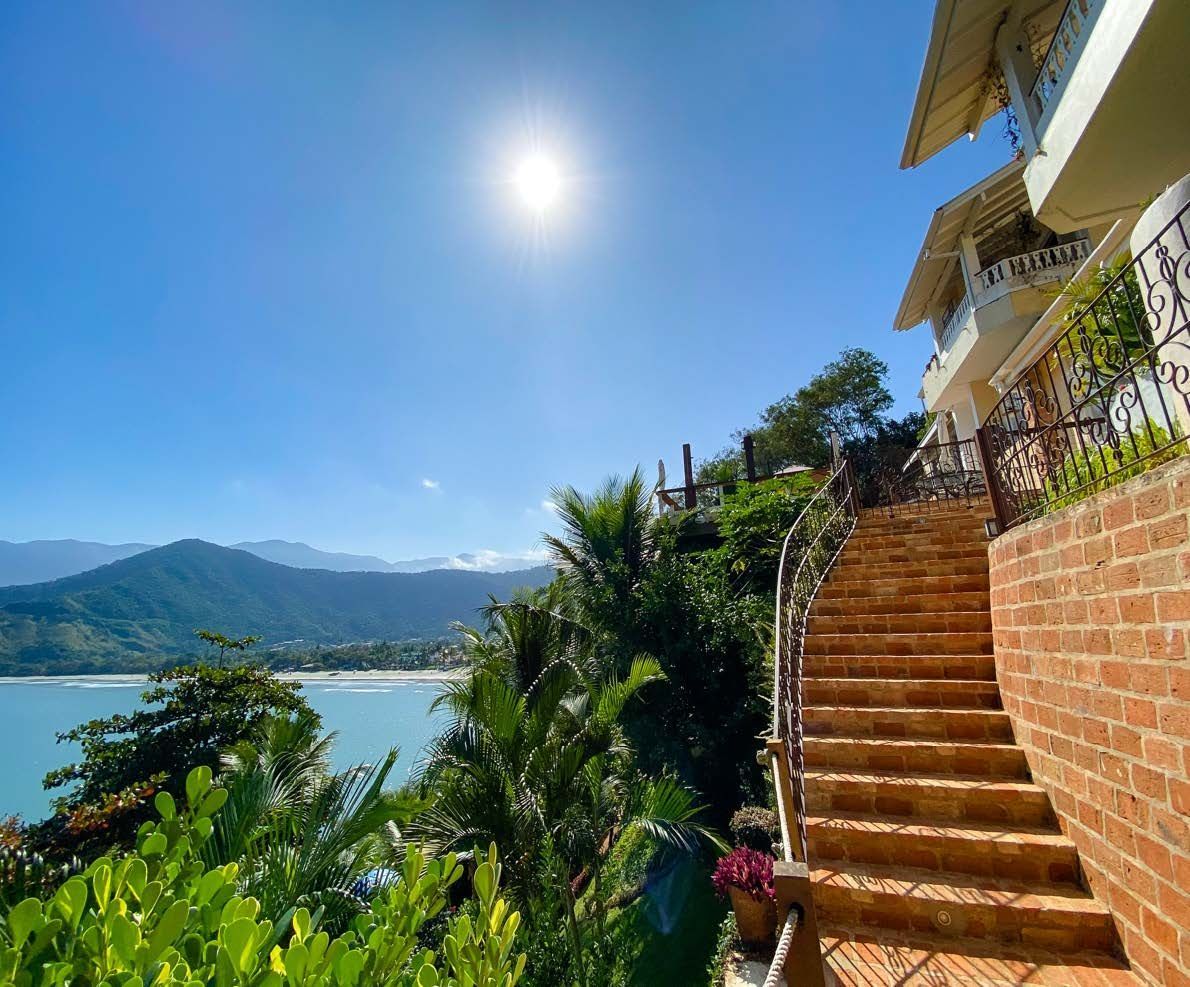 Um conjunto de escadas que levam a um edifício com vista para um corpo d'água.