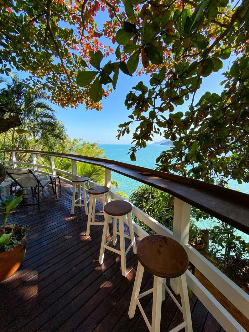 Um deck com bancos e vista para o oceano