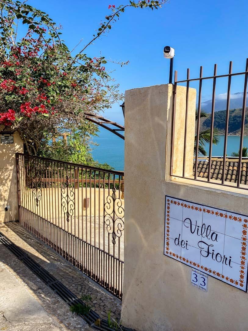 Uma cerca com uma placa que diz villa dei dichi