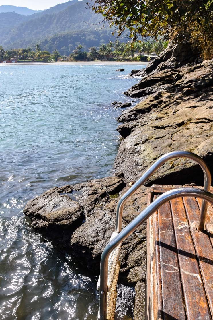 Um cais de madeira com escadas que levam a um corpo de água.