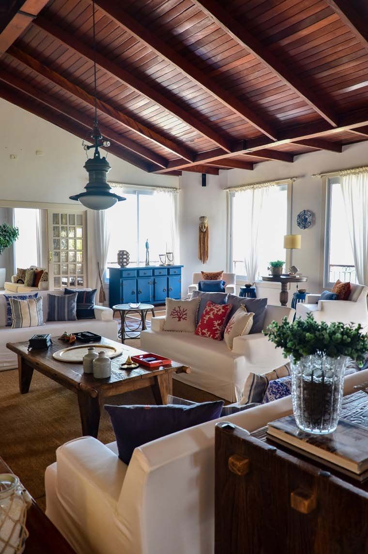 Uma sala de estar cheia de móveis e um teto de madeira