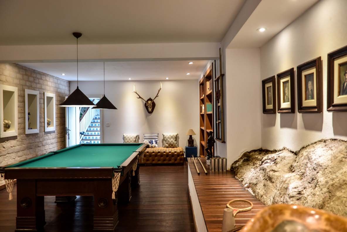 Há uma mesa de sinuca no meio da sala.