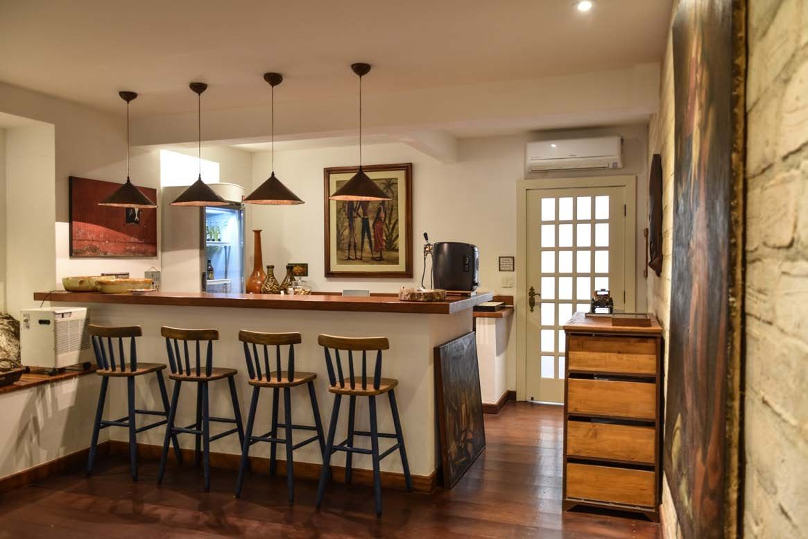 Uma cozinha com um bar e bancos