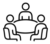 drie mensen rond een tafel