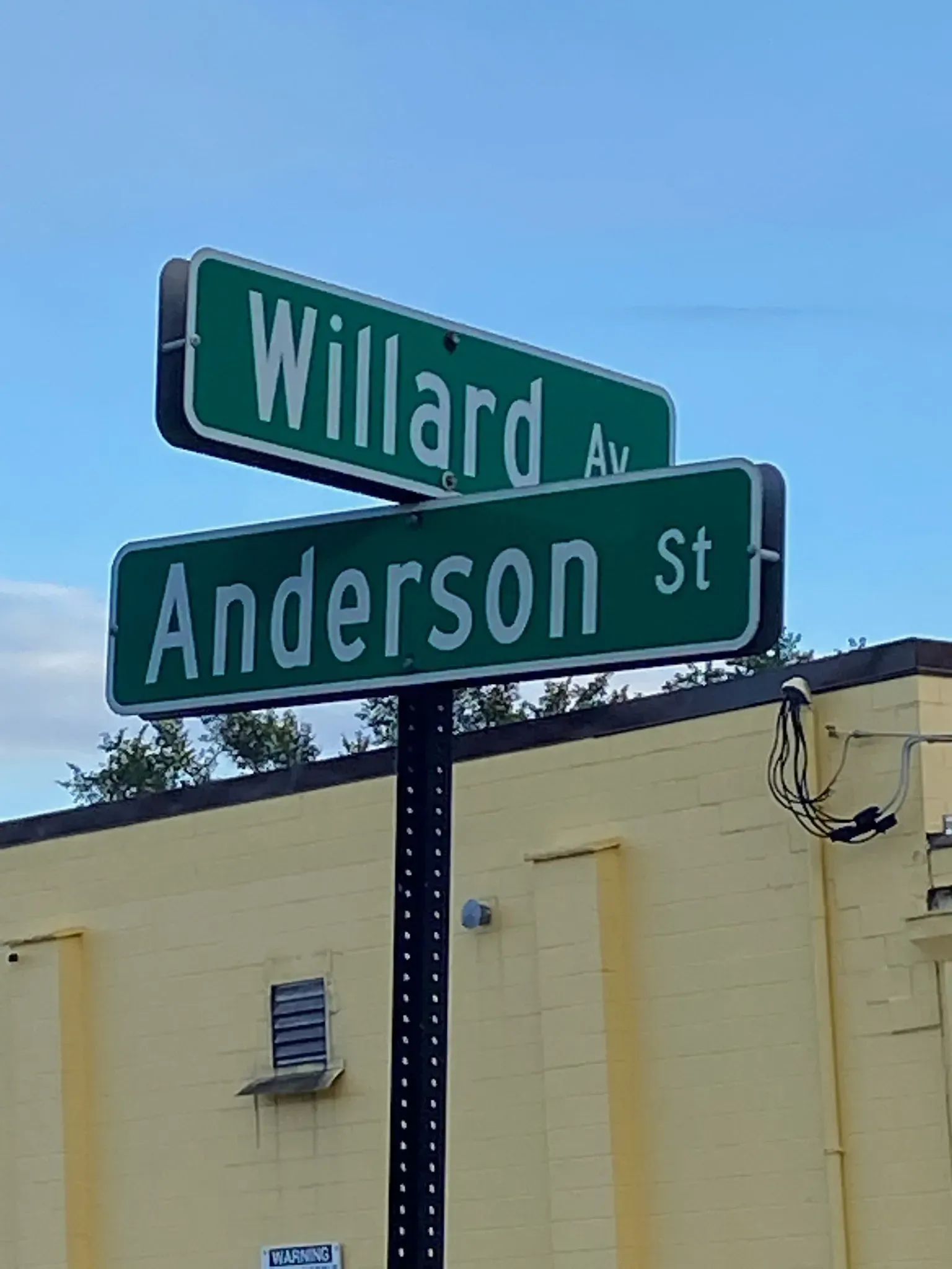 Street signs for Willard Ave and Anderson St, mounted on a black pole.