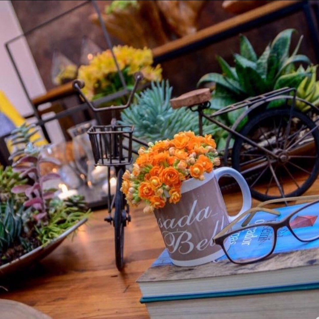 Uma bicicleta com flores em uma caneca que diz nada bela