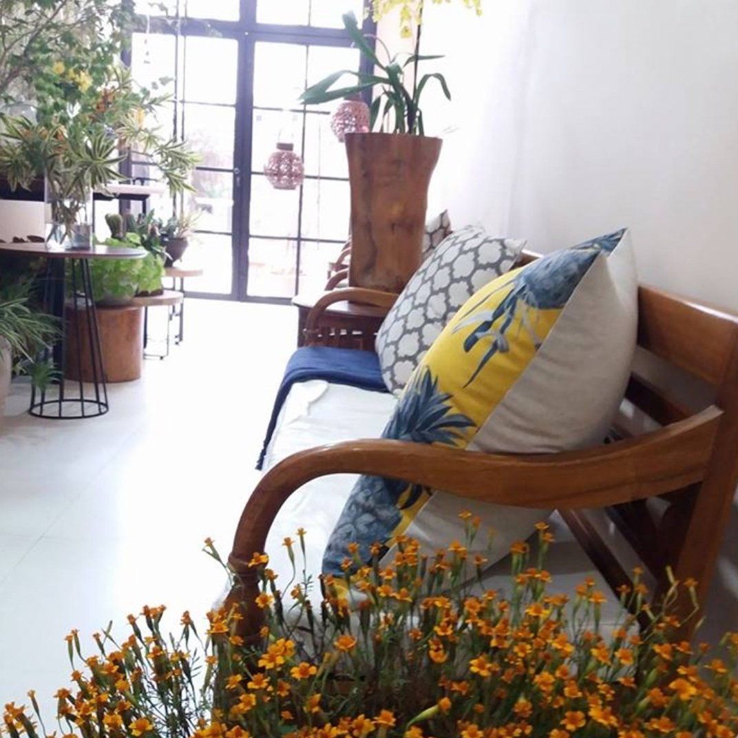 Uma cadeira de madeira com uma almofada amarela e branca