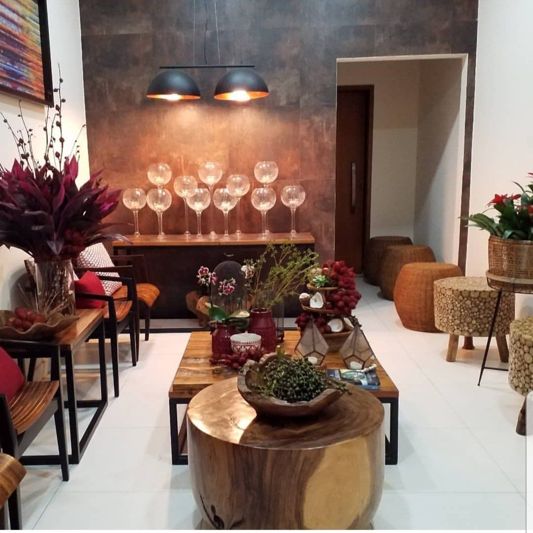 Uma sala de estar cheia de móveis e flores