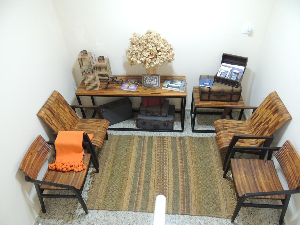 Uma sala de estar com cadeiras, uma mesa e um tapete