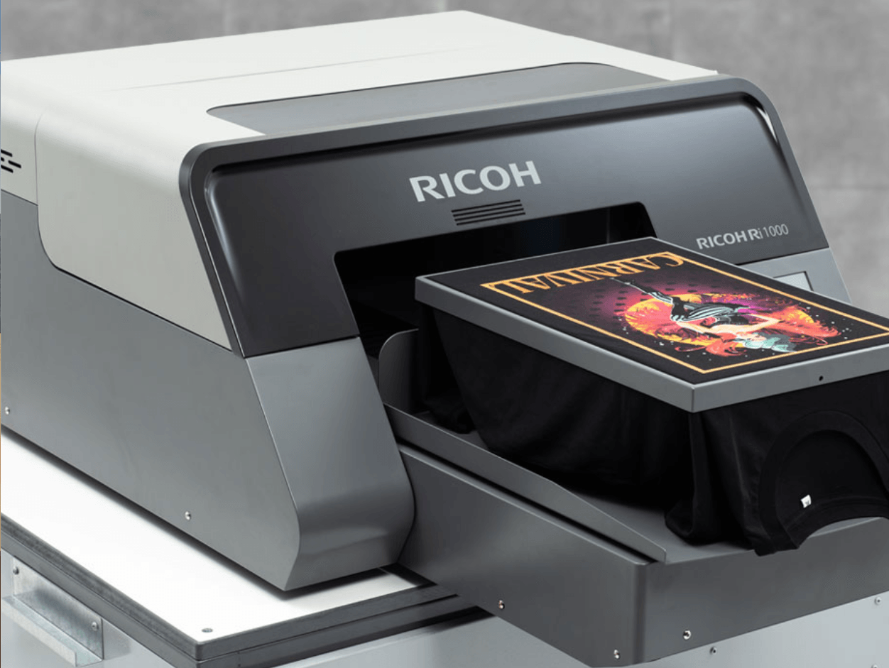 Принтер планшетной печати. Текстильный принтер Ricoh ri1000. Текстильный принтер Рикон Ри 1000. УФ принтер планшетный 2500 1200. Планшетный принтер для прямой печати по ткани Ricoh ri1000 в Ташкенте.