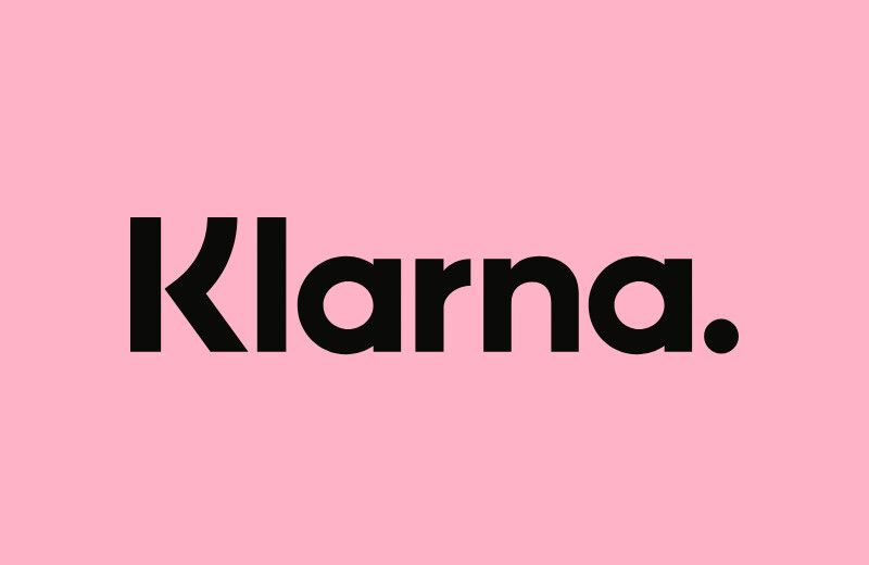Klarna logo in black on a pink background