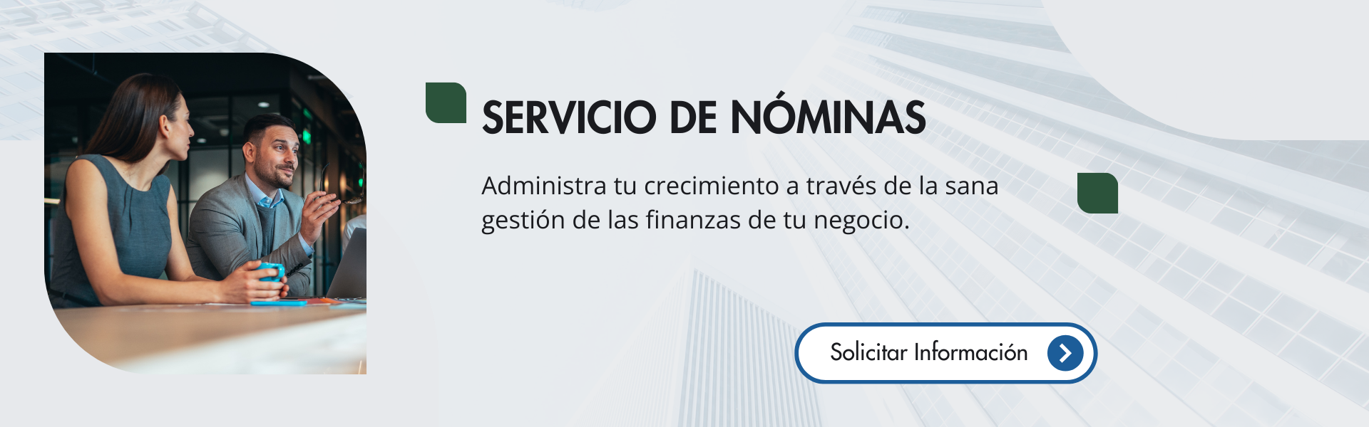 Una mujer sonríe mientras está sentada en una mesa con otras dos mujeres.