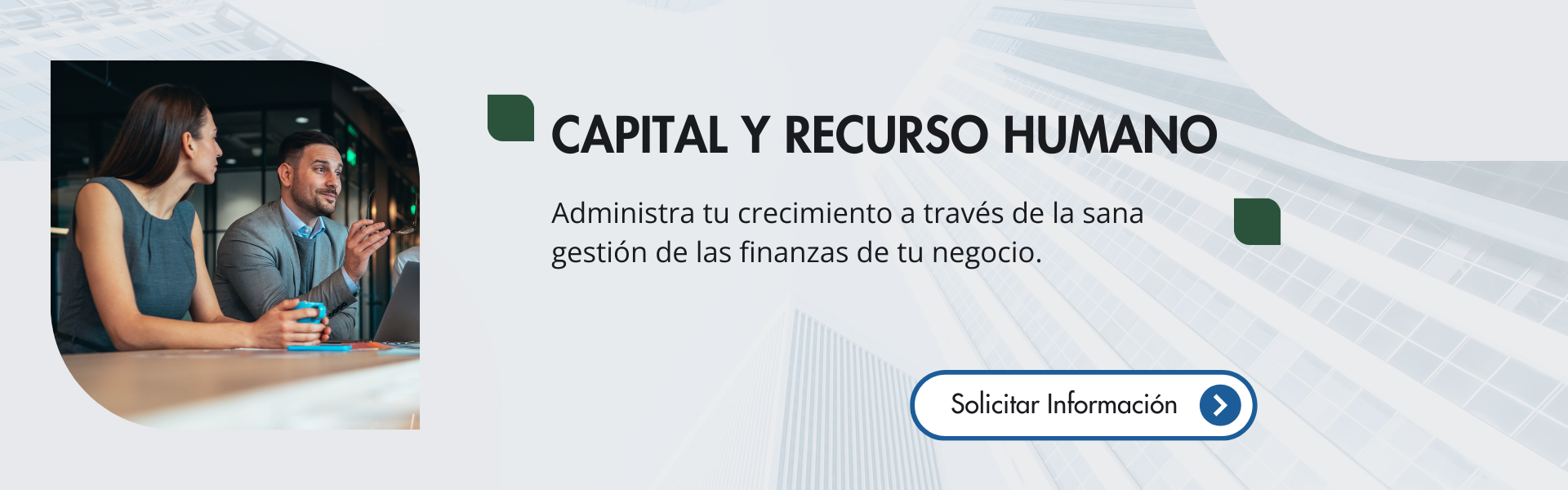 Una mujer sonríe mientras está sentada en una mesa con otras dos mujeres.