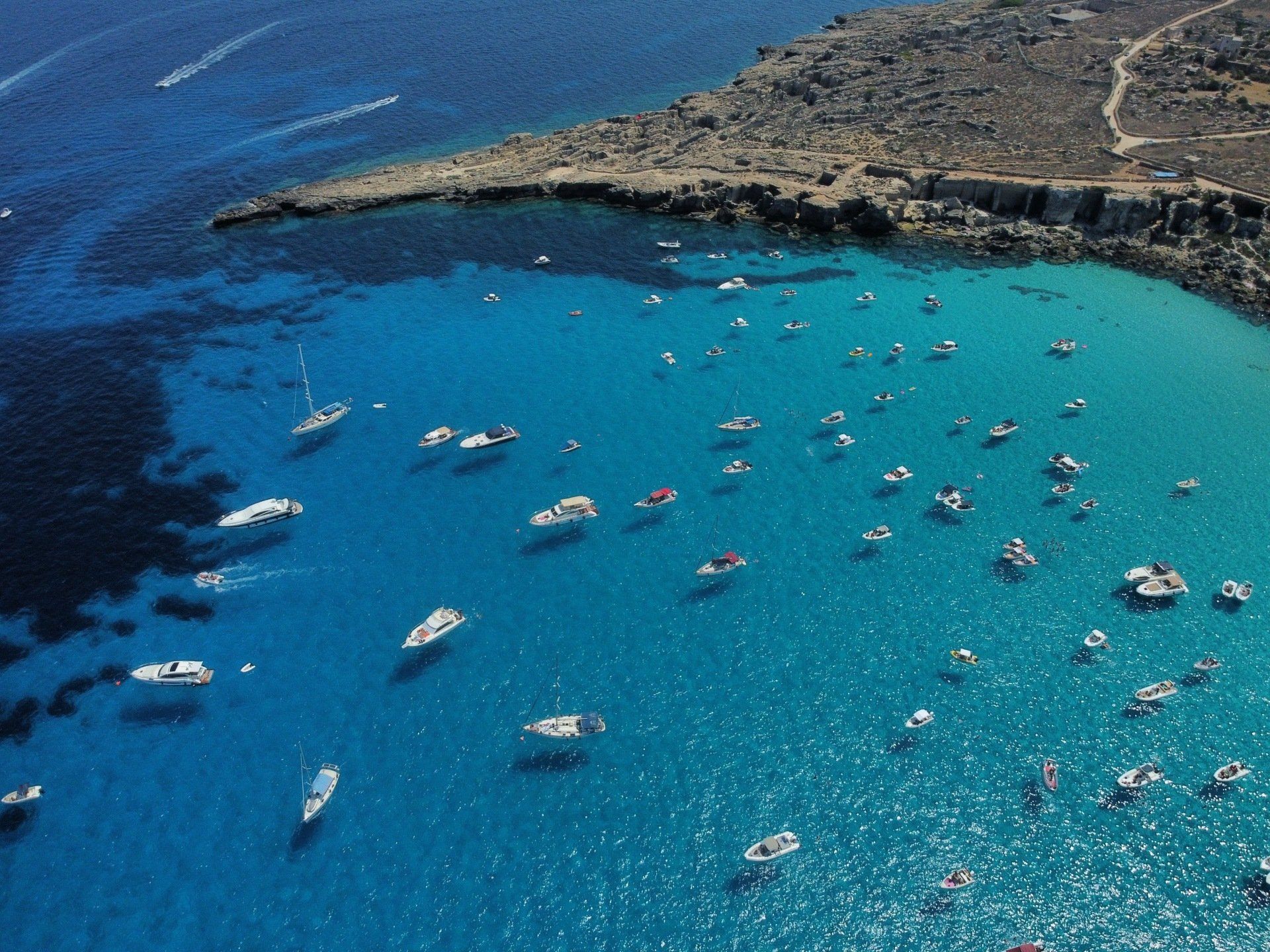 gruppo di amiche su gommone