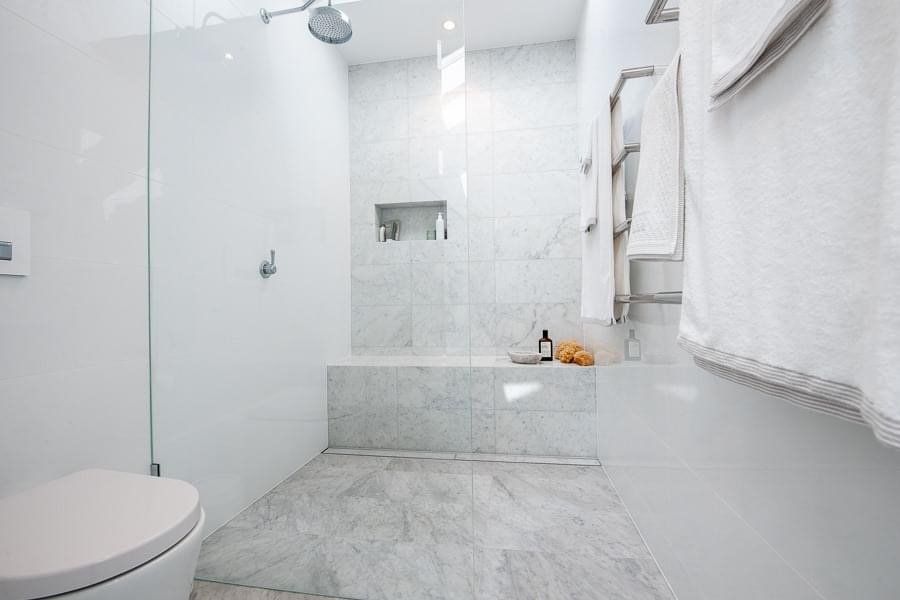 Clean White Bathroom | Newcastle, NSW | DSR Plumbing