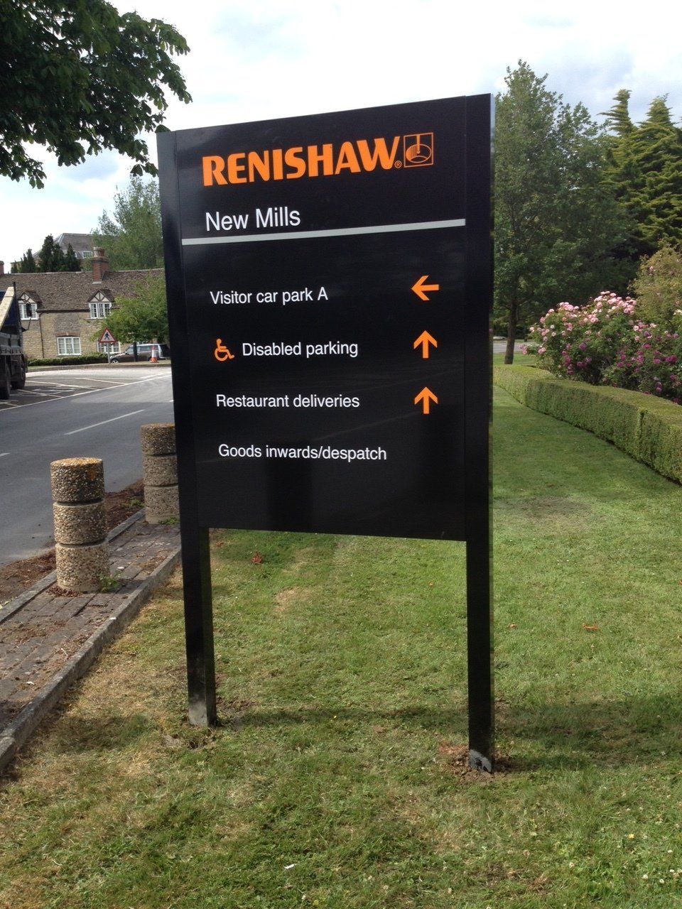 A sign that says ' renishaw new mills ' on it