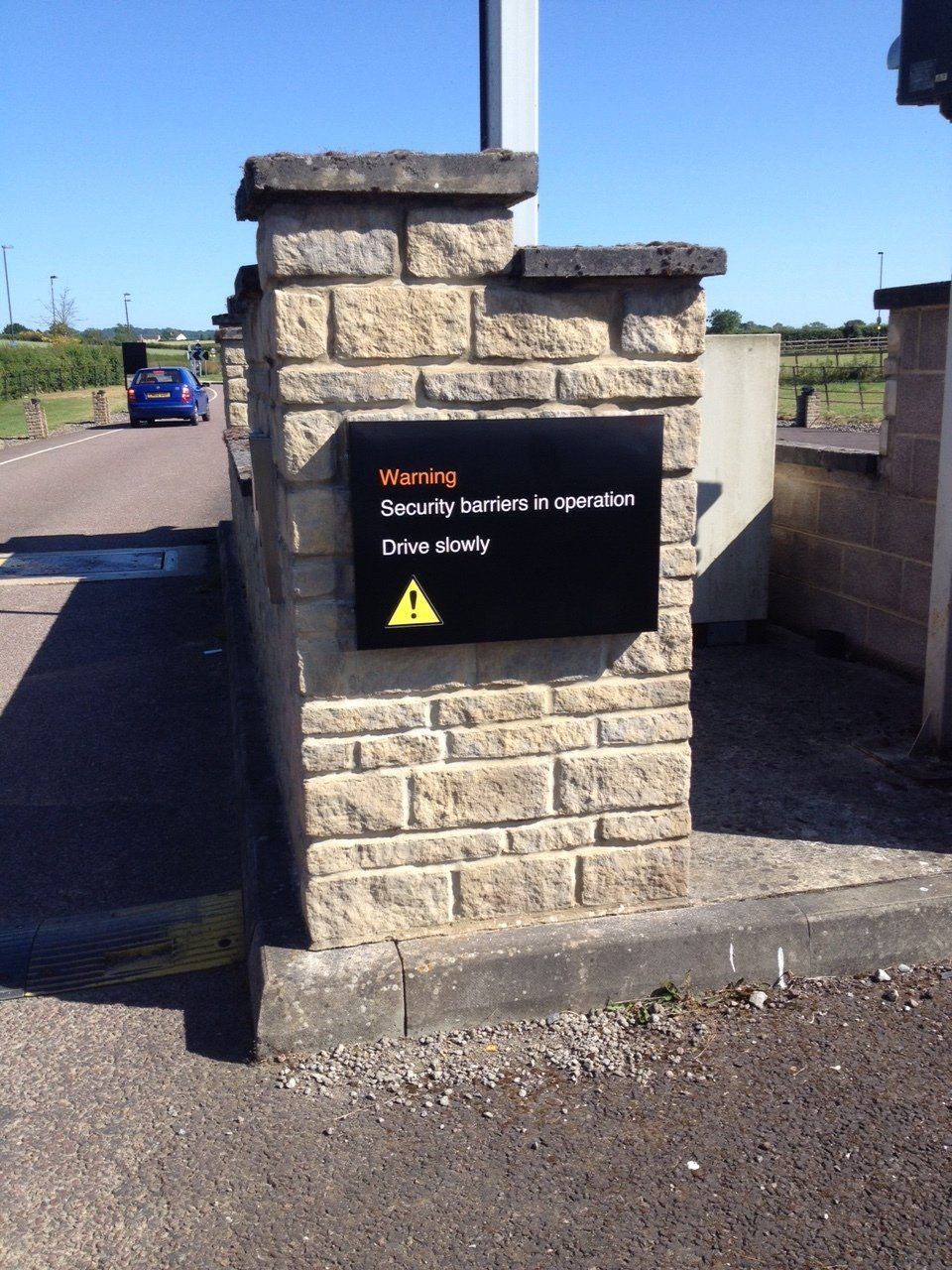 A brick wall with a sign on it that says raven