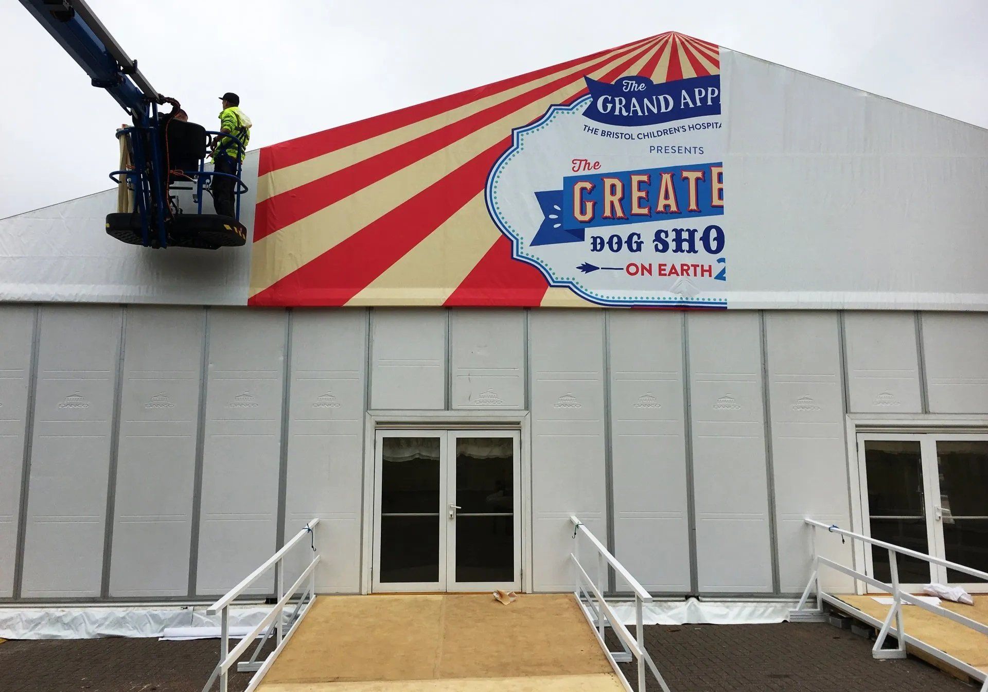 A building with a sign that says great on it