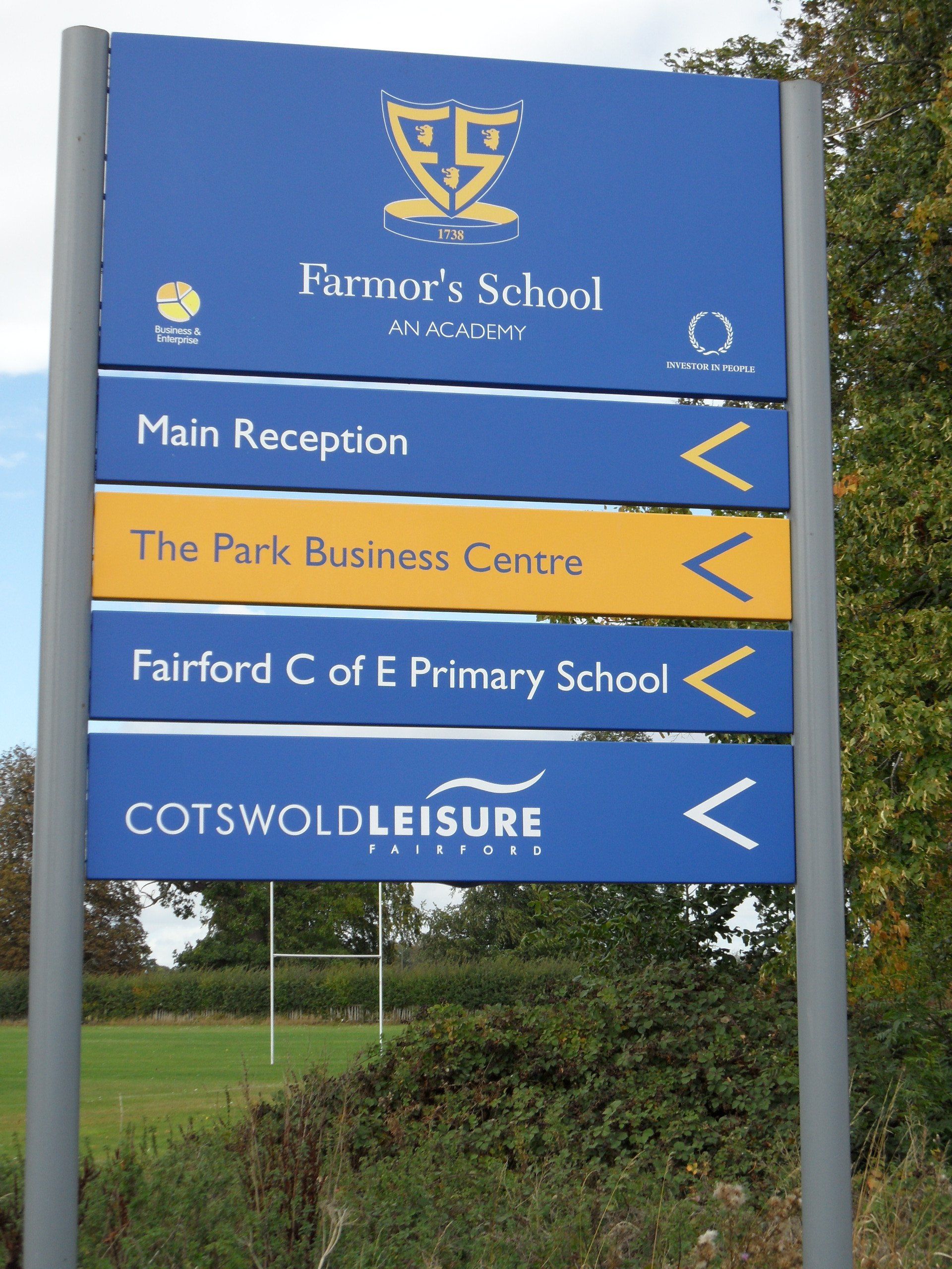 A blue and yellow sign for farmer 's school