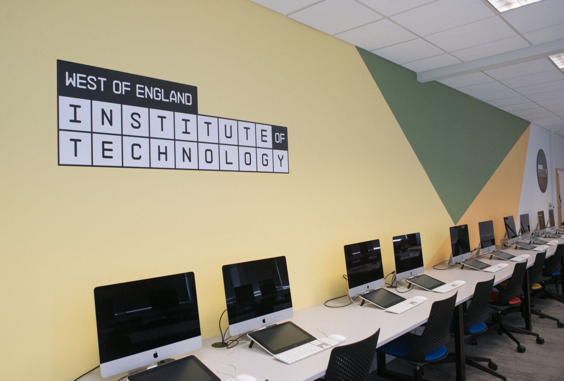 A computer lab with a sign on the wall that says west of england institute of technology