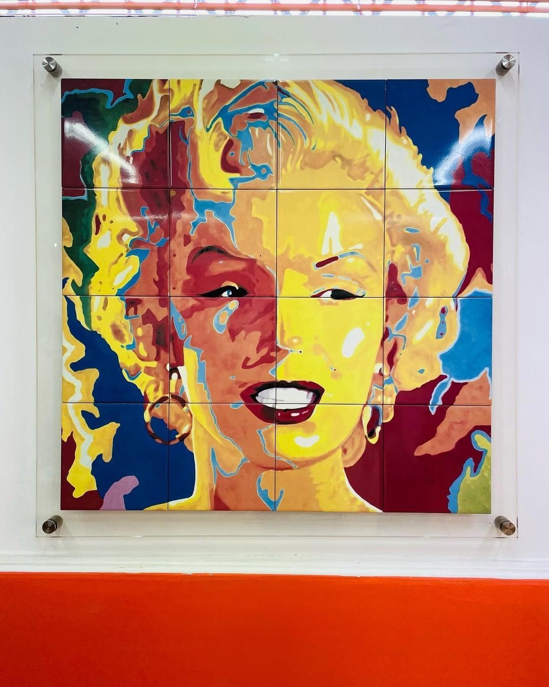 Un dipinto di Marilyn Monroe è appeso a una parete