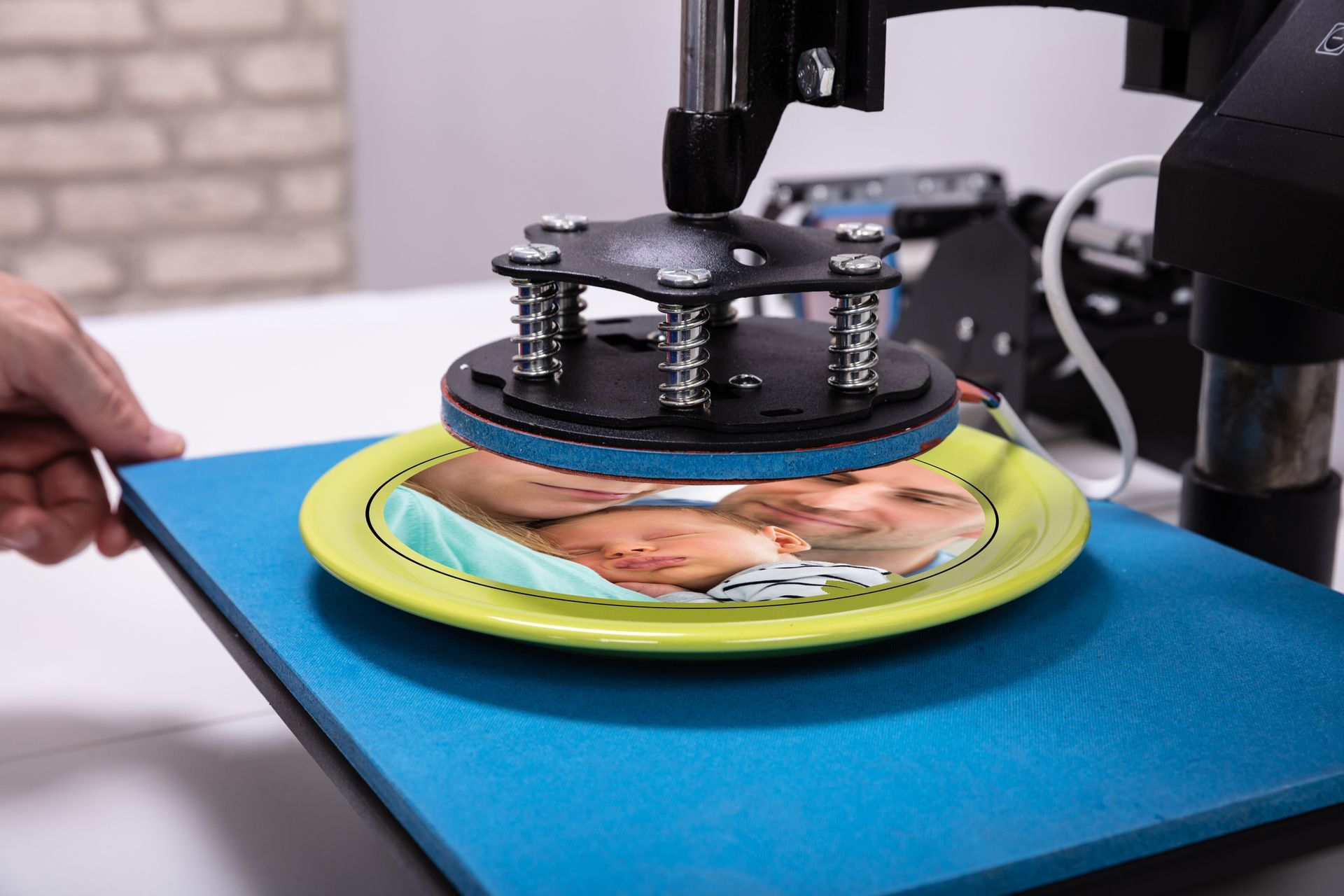 Un primo piano di un hamburger su un tavolo di legno.