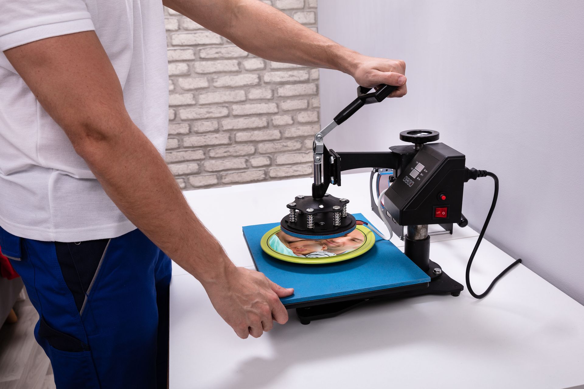 Una persona sta tagliando un pezzo di formaggio su un tagliere.