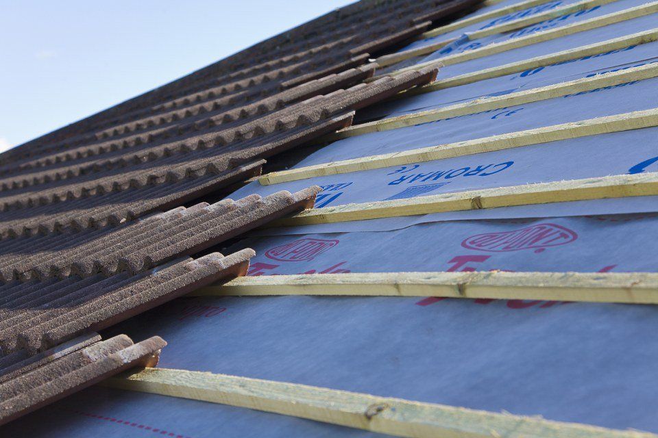 Posa di tegole coibentanti sul tetto di un'abitazione