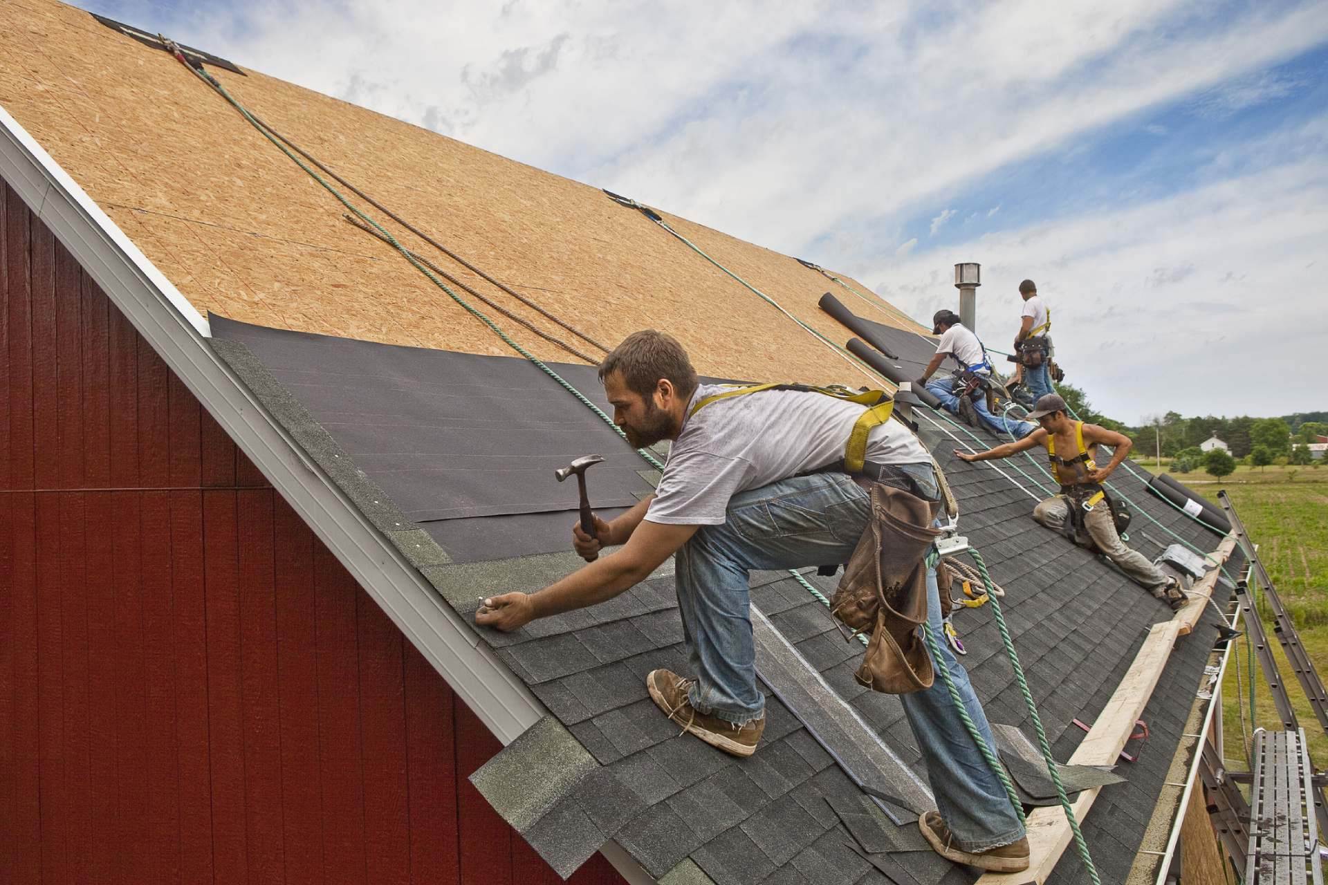 Operatori su un tetto agganciati a delle linee vita