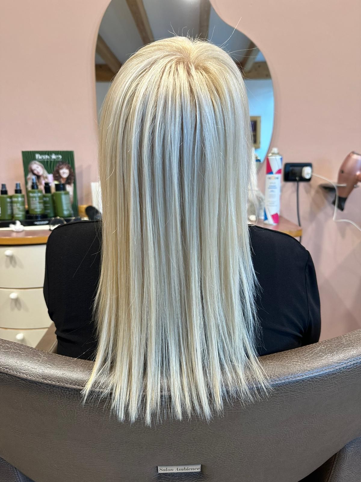 capelli lisci di media lunghezza biondi