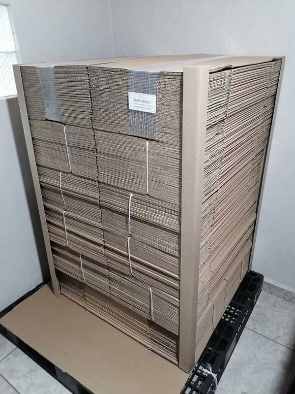 Una pila de cajas de cartón colocadas una encima de la otra sobre una mesa.