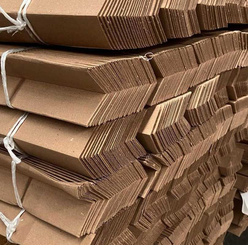 Una pila de protectores de esquinas de cartón atados con una cuerda