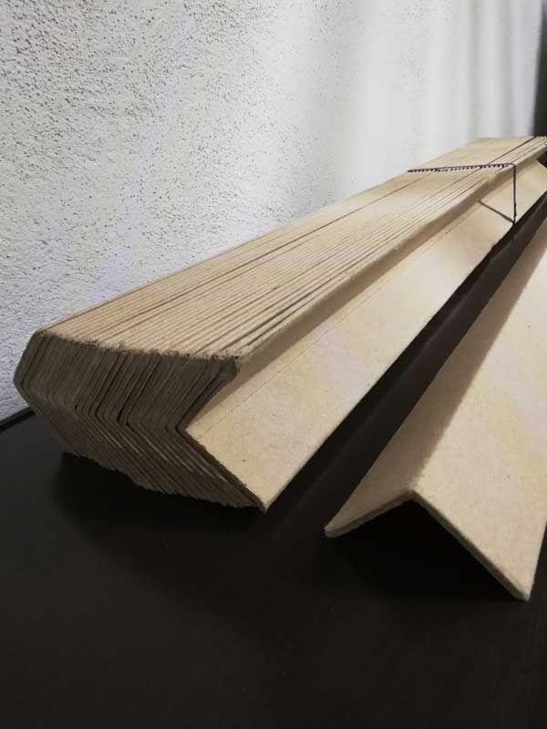 Una pila de ángulos de cartón colocados encima de una mesa.