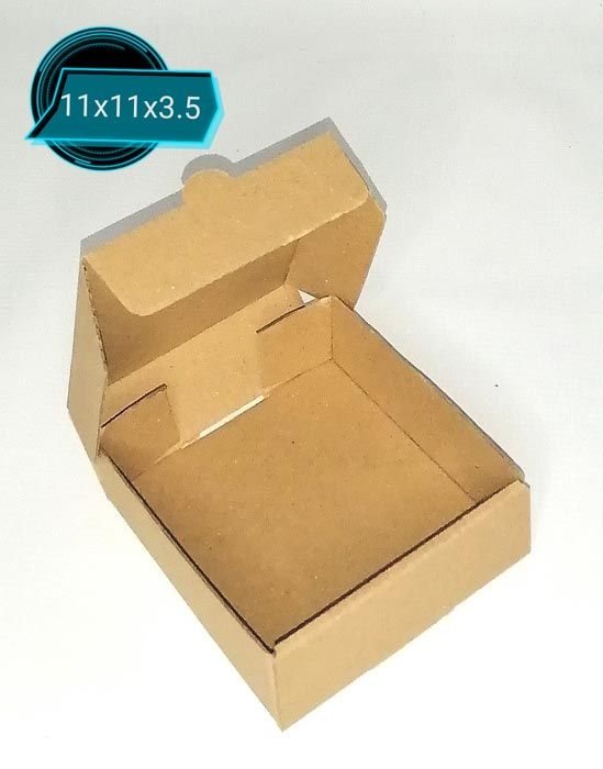 Una caja de cartón marrón con la tapa abierta mide 11x11x3,5