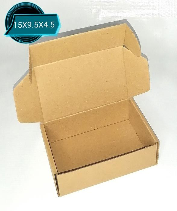 Una caja de cartón con la tapa abierta y una pegatina que dice 15x9,5x4,5
