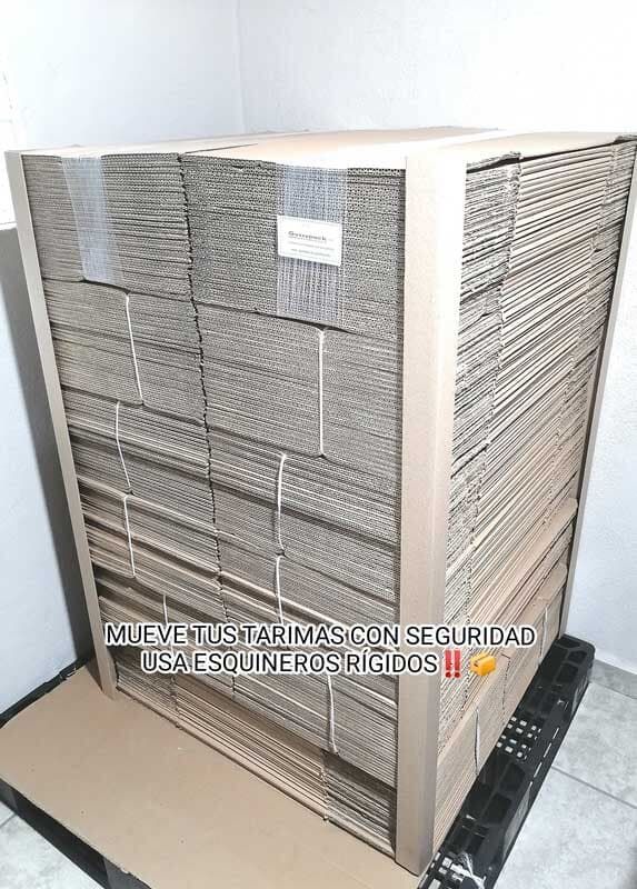 Una pila de cajas de cartón colocadas una encima de la otra sobre una mesa.