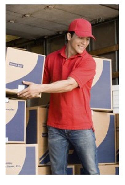 Un hombre con una camisa roja lleva una caja