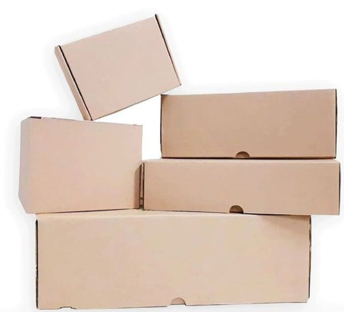 Varias cajas de cartón están apiladas una encima de la otra