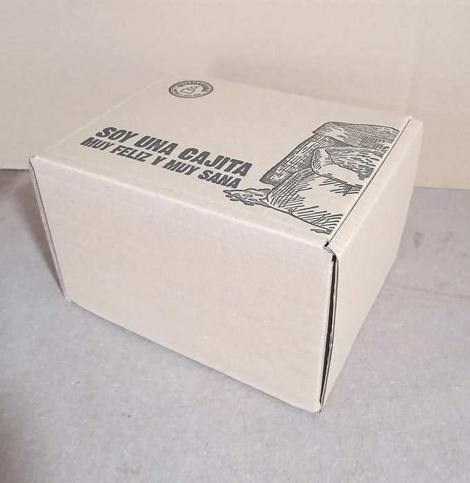 A box that says soy una cajita muy feliz y muy sana