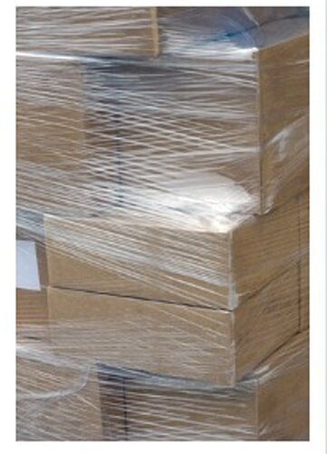 Una pila de cajas de cartón envueltas en plástico.