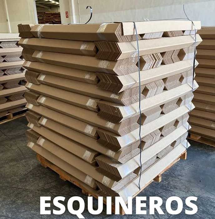 Una pila de cajas de cartón esquineros sobre un palet de madera.