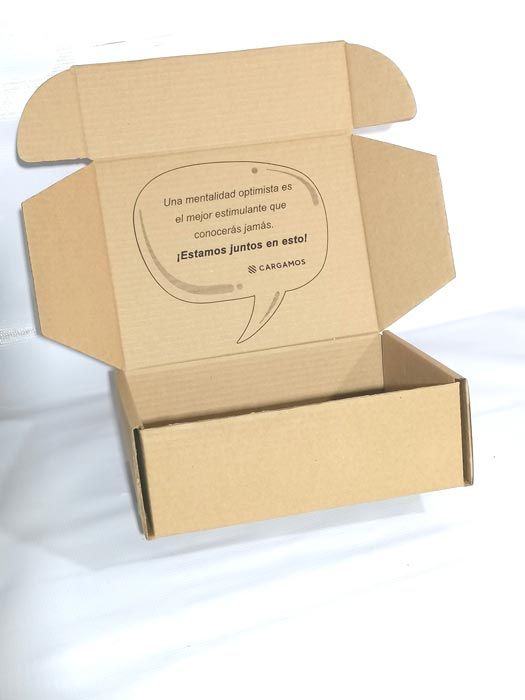 Una caja de cartón con un globo de diálogo